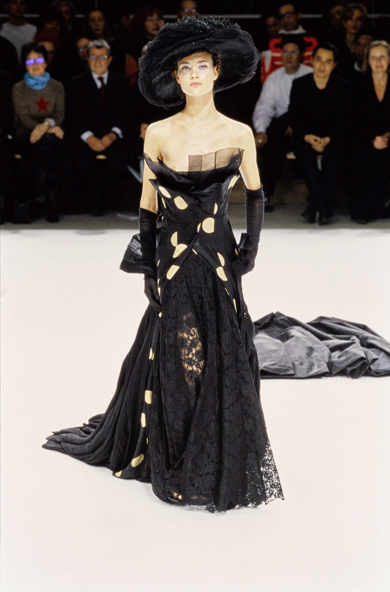 X shalom harlow closing the yohji yamamoto spring 1999 show who in the same season was the centerpiece for alexander mcqueen s graffiti art show https t jxJbwOfrFQ X