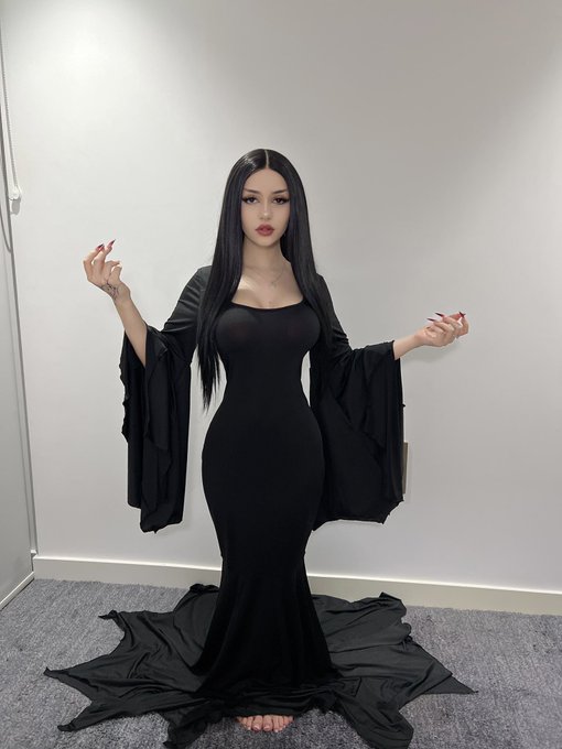 1 pic. mommy morticia https://t.co/1AcA9eLcqo