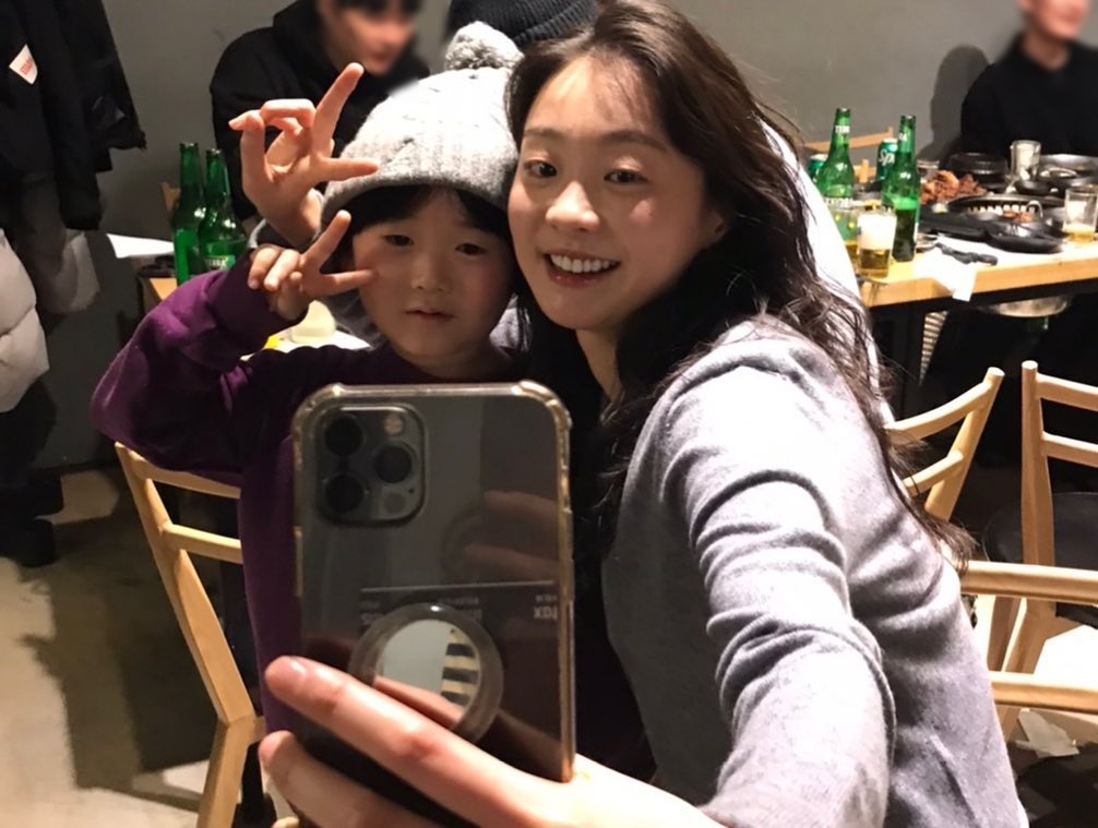 kimdamidaily's tweet photo. — The Great Flood's wrap up party.

Yesterday, The Great Flood held a wrap up party for the actors and production team members. Dami took a selca with child actor Eunsong and also giving him another gifts at the event 🥺

https://t.co/WyqVqSW5kL… https://t.co/AtHWPSZ3Ir