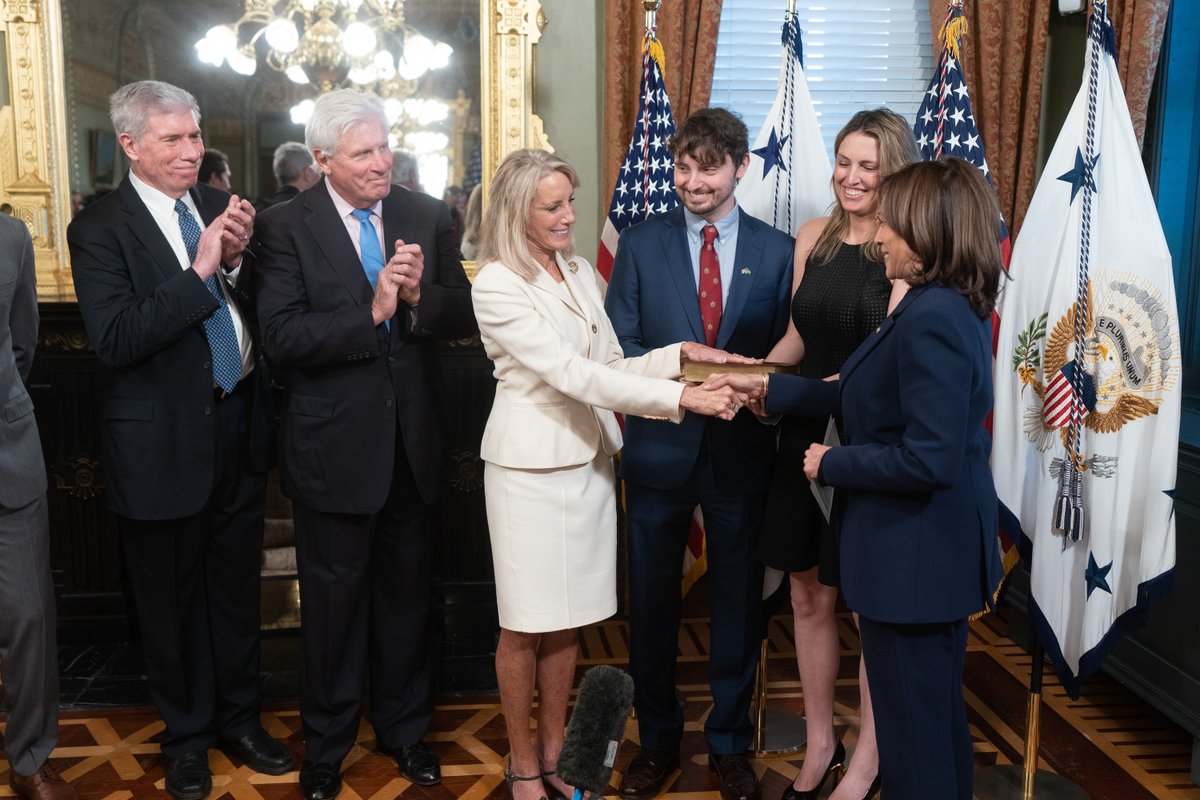 VP46Archive's tweet image. Today, I had the honor to swear in Elizabeth Bagley as our next Ambassador to Brazil.
 
An experienced diplomat, Ambassador Bagley will work to strengthen our partnership with President Lula and the people of Brazil at this critical time.