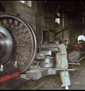 comorkgrinding's tweet photo. Lathe workers in 1869, late Qing Dynasty

 Clothing and appearance are seriously unqualified, and braids are super dangerous.
#Comork #Grinder #Grinding #Taiwan #China #MIT #History https://t.co/Eb9XKasqAb