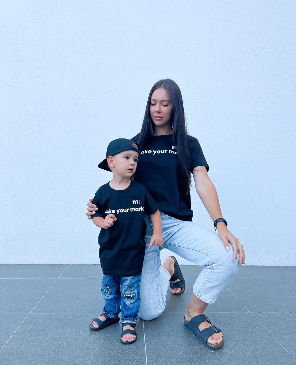MediaSharkGC's tweet image. Check out Aleksa and gorgeous little Robbie modelling our Media Shark T.Shirts! 😍
#teammediashark #modelbehaviour #backintheoffice #2023!