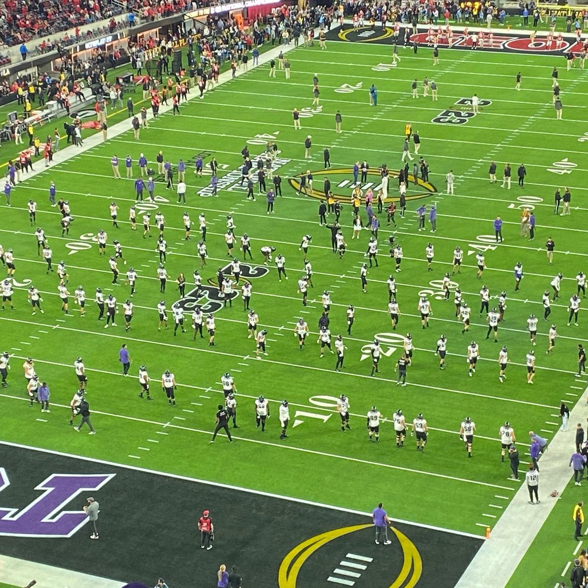 MansfieldPDTX's tweet photo. Captain Midkiff and his lovely wife Stephanie are at the National Championship Game in Los Angeles to root on the @TCU @TCUFootball Frogs. #LetsGoFrogs #YouGotThis #MansfieldPDInTheHouse https://t.co/qoesmLy8iw