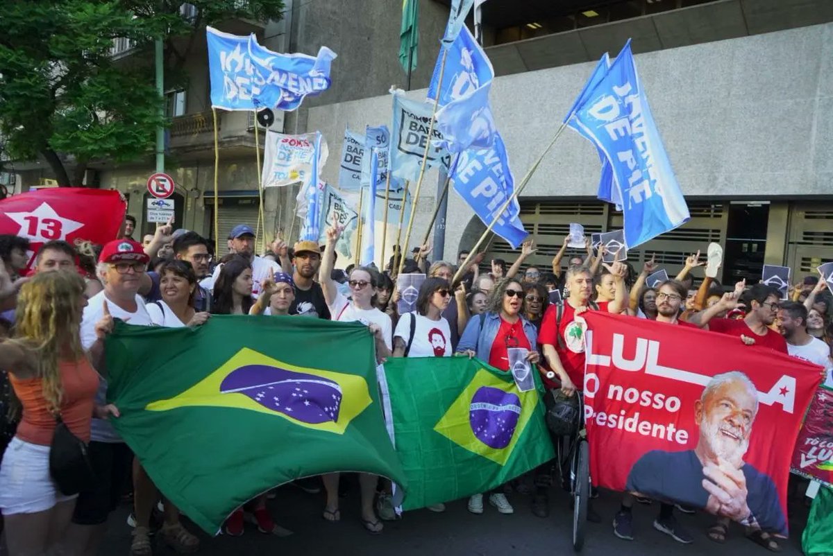 somosbdpcaba's tweet photo. FUERZA BRASIL 🇧🇷

Hoy nos movilizamos a la Embajada de Brasil en apoyo a todo el pueblo brasileño y al presidente Lula ❤

#NoAlGolpeBolsonarista https://t.co/Tq40vptYYG