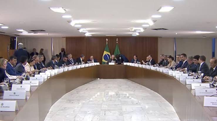paulocruzphi's tweet photo. - Maio/2020, início da pandemia de Covid-19: Bolsonaro se reúne com governadores, prega divisão, grita e briga ao vivo com João Dória.

- Janeiro/2023: Terrorismo bolsonarista em Brasília: Lula se reúne com governadores, celebra união e faz caminhada simbólica ao STF. https://t.co/2udDGu6shW