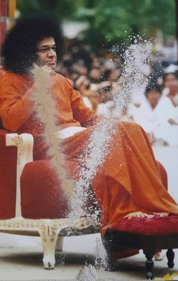 madhu_sainath's tweet photo. #Sathyasaibaba #Messageforyou
"Chant the name of God... Face the difficulties."🌹 https://t.co/Iqpkc0QBdm