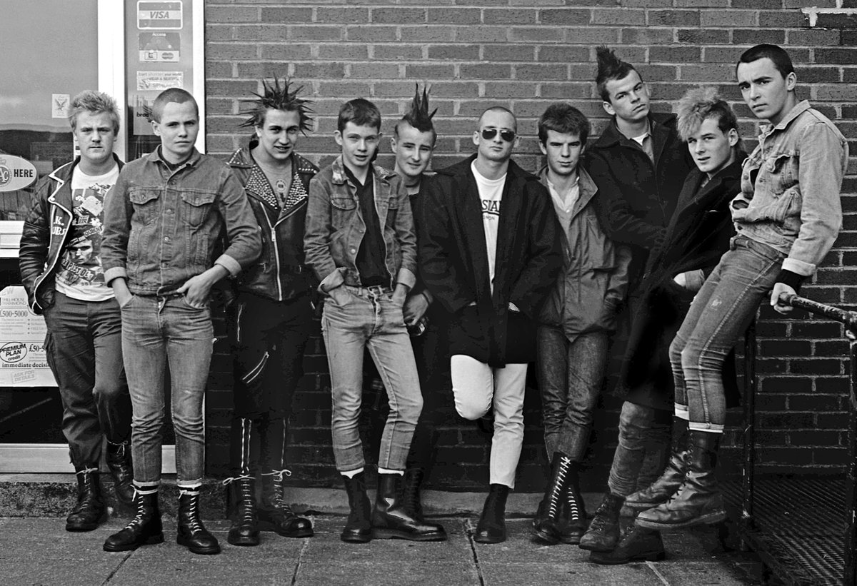 'MERTHYR SKINS & PUNK ROCKERS'
Merthyr Tydfil 1983

This picture forms part of the 'FAMILY OF MERTHYR' documentary
#skinheads #documentaryphotography #britishhistory #walesvalleys #youthculture #cutluralheritage #CULTURES