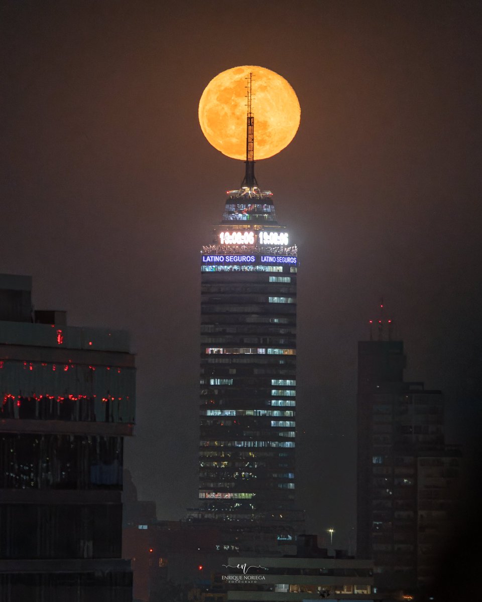 enriquenoriega's tweet image. La primera luna llena del año al pasar arriba de la Torre Latinoamericana.
