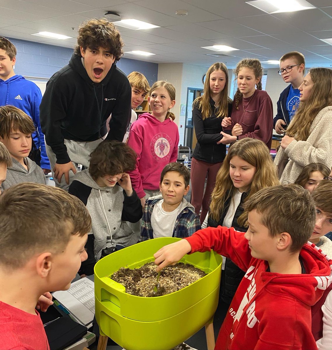 MrsGrenter's tweet photo. #7Thunder received 1,000 new class pets! We set up our #vermicomposting system for #TheMartian Project. While Mark Watney used a different kind of fertilizer (💩) to grow his potatoes, we’ll be using worm castings for our potato gardens here at @mtwpms! [Funding provided by MTEF] https://t.co/9JNlcsofMc
