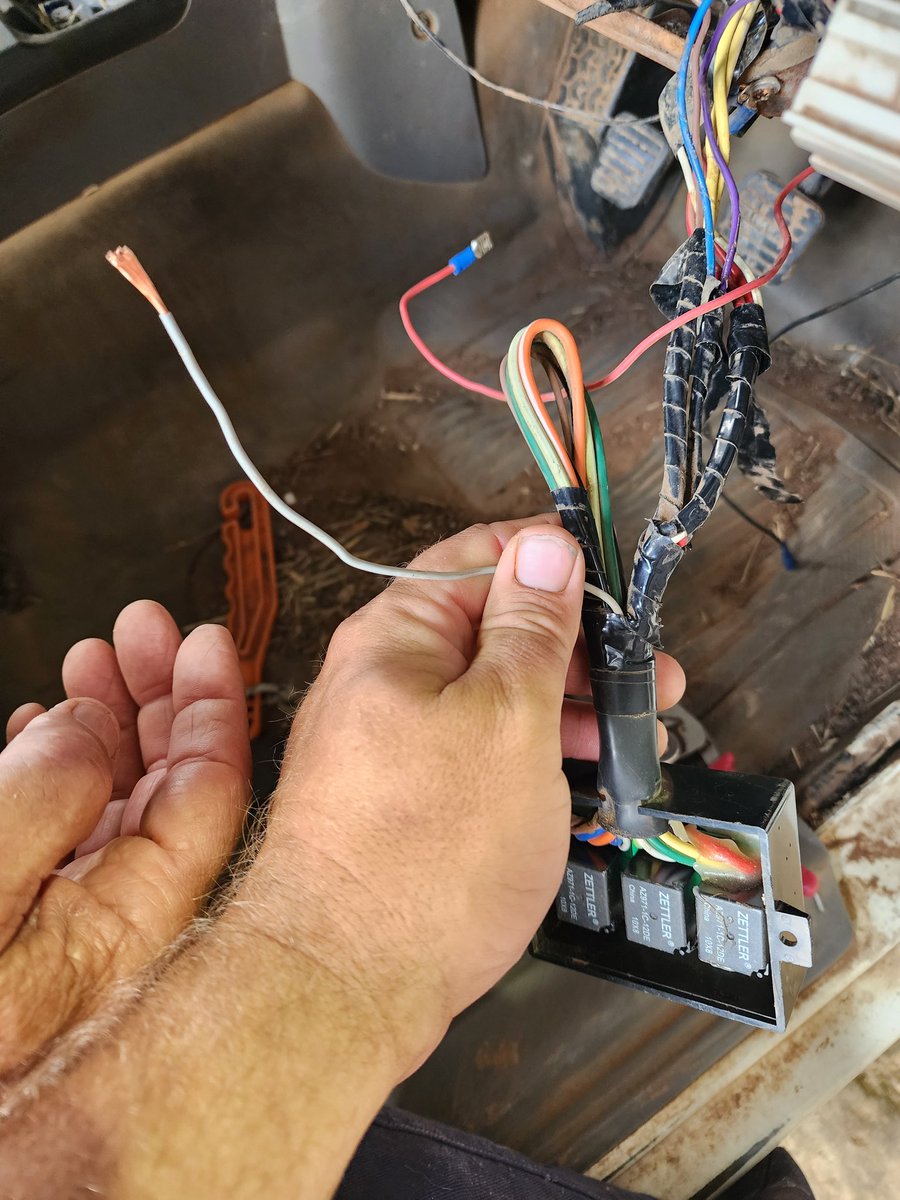 LauraHillsLamb's tweet image. #AskTwitter 

My headlights stopped working. Tail lights are good and problem is before the main fuse box.
The #redarc lights on system might be the problem. The grey wire is disconnected and I can't find out where it goes. 

Redarc is closed until next week.