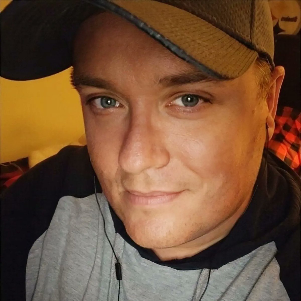 Just me without glasses lol !!