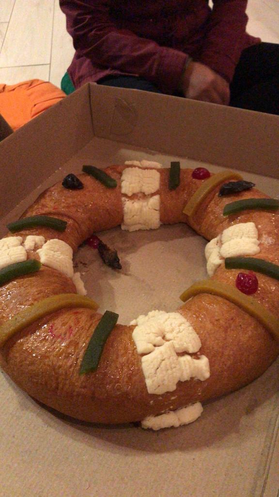 Programa_DSF's tweet photo. Este sábado la equipa de AMOR SIN FRONTERAS AC  partiendo la tradicional rosca de reynas magas. Agradecemos a tod@s quienes nos apoyan de manera directa e indirecta en nuestras actividades y propuesta a favor de las personas en situación de discapacidad en San Cristobál y Chiapas https://t.co/YobfsJG2Uh