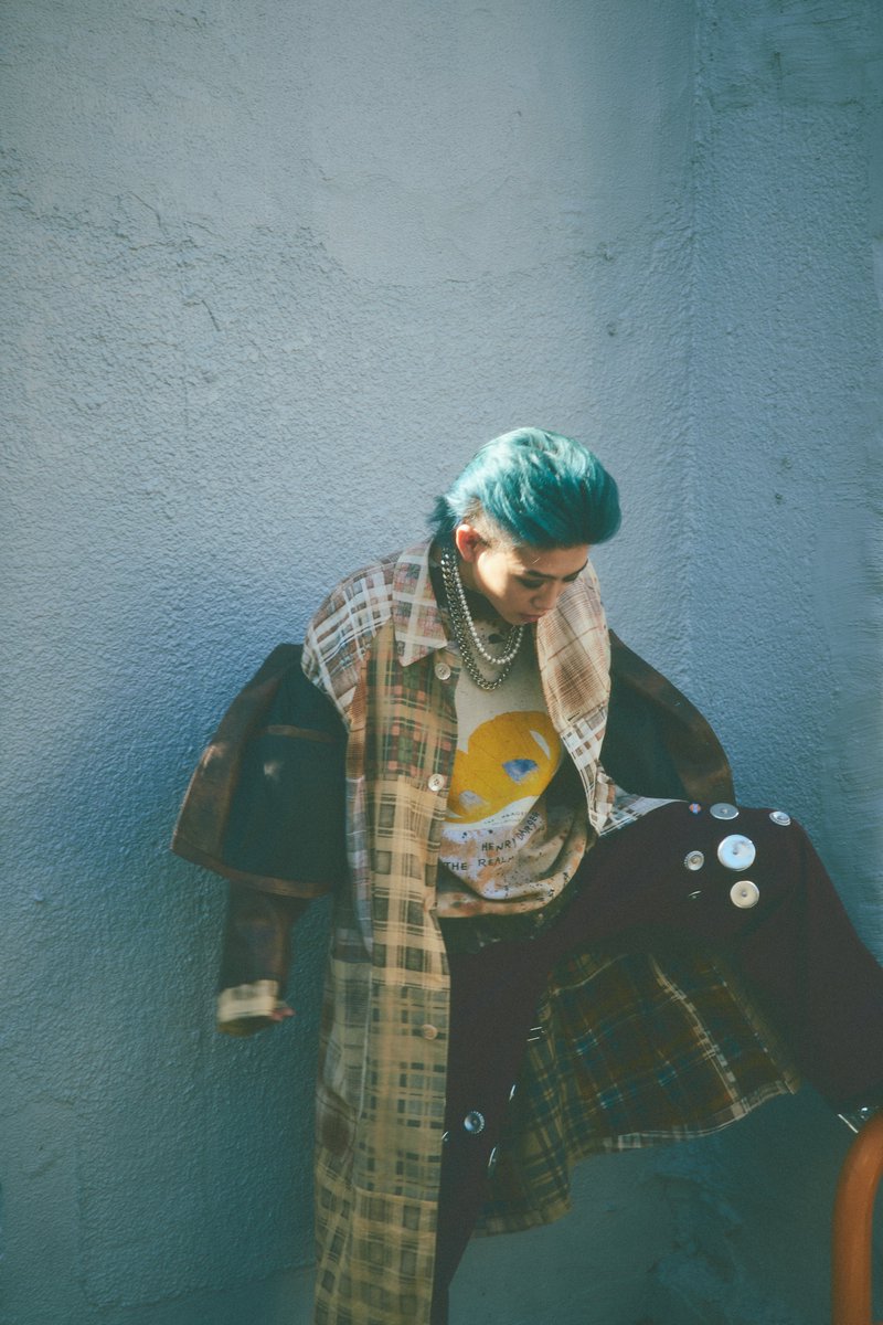 60_magazine's tweet image. #OdAkEi が着る2PLAN【連載： #アジアンストリートスタイル 】
▷mag.sixty-percent.com/archives/75716

日本でも注目を集めるブランド2PLANのタイダイブレザーを纏い、静かに内に秘める情熱を感じて🎸　
@keisuke_OK_8