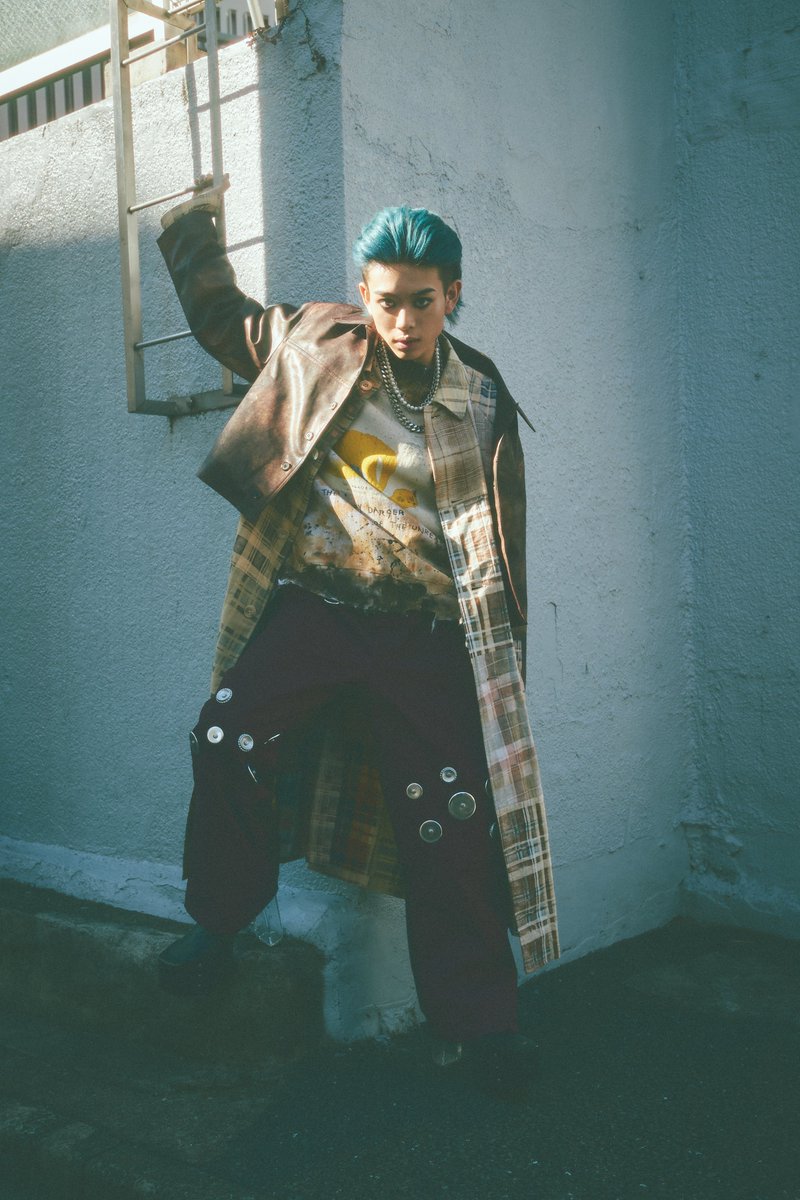 60_magazine's tweet image. #OdAkEi が着る2PLAN【連載： #アジアンストリートスタイル 】
▷mag.sixty-percent.com/archives/75716

日本でも注目を集めるブランド2PLANのタイダイブレザーを纏い、静かに内に秘める情熱を感じて🎸　
@keisuke_OK_8