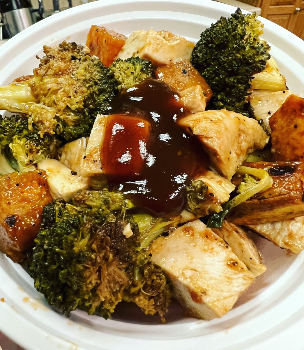 EYHOEdibles's tweet photo. BBQ Chicken 🍗, Broccoli 🥦+ Roasted Sweet Potato🍠Bowl 

Gluten/Dairy ❌🥖🥛Free, 500 calories of deliciousness 😋

#dairyfree #glutenfree #bbqchicken #chickensweetpotatobowl #chickenbroccolisweetpotatoes #500calorie #500caloriemeals  #chefannie #chefangela #yummy #getinmybelly https://t.co/tpzjwkQjXw