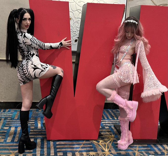 She&rsquo;s mine 💋 I&rsquo;m hers 🤤 @blairbunnyy @avnawards https://t.co/g8CZ4lrd9z<a class="tags" target="_blank" title="On Twitter" href="/?out=eyJ0eXAiOiJKV1QiLCJhbGciOiJIUzUxMiJ9.eyJpYXQiOjE3MTk1NzIxMzUsImlzcyI6InR3cG9ybnN0YXJzLmNvbSIsIm5iZiI6MTcxOTU3MjEzNSwiZXhwIjoxNzUxMTA4MTM1LCJyZWRpcmVjdF91cmwiOiJodHRwczovL3R3aXR0ZXIuY29tL2JsYWlyYnVubnl5In0.zs88BvHVd4uTq0N56L4jOeM5uLPxA8XNREFRTL0NlddbJz8WXBr7LFi_jcY5mKBJwFm8BLrKwJmAY7kb9sXtww">@blairbunnyy</a><a class="tags" target="_blank" title="On Twitter" href="/?out=eyJ0eXAiOiJKV1QiLCJhbGciOiJIUzUxMiJ9.eyJpYXQiOjE3MTk1NzIxMzUsImlzcyI6InR3cG9ybnN0YXJzLmNvbSIsIm5iZiI6MTcxOTU3MjEzNSwiZXhwIjoxNzUxMTA4MTM1LCJyZWRpcmVjdF91cmwiOiJodHRwczovL3R3aXR0ZXIuY29tL2F2bmF3YXJkcyJ9.vTZ_BfzFc3GOTULQjPRgyXPLRLV5WwaKdMCb_NthN5UZybrRpipS1V71ZXtEfsK3pYV_YUGAX6WGRUqAKuVm0g">@avnawards</a><a href="/tag/aot"class="tags"><span>#aot</span></a>