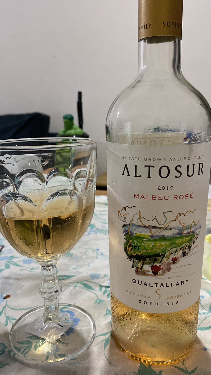 pocho81arg's tweet photo. En este humilde acto acabamos de decretar que este será el vino del verano en esta casa. Salud 🍷
#altosur #malbecrose https://t.co/v67DnbWH2M