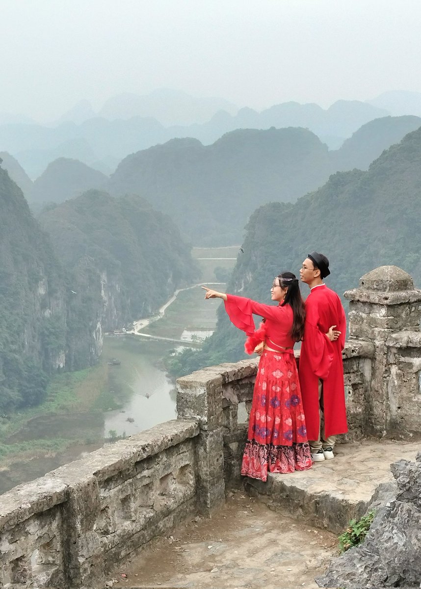 dockimcantos's tweet photo. Random conversation at Hang Mua: Kawawa naman sina Ariana Grande no? Yung mga sikat, di na nila maeenjoy ang ganito kagandang mga lugar. 😆 #vietnam #ninhbinh https://t.co/7Pmn6d8cjj