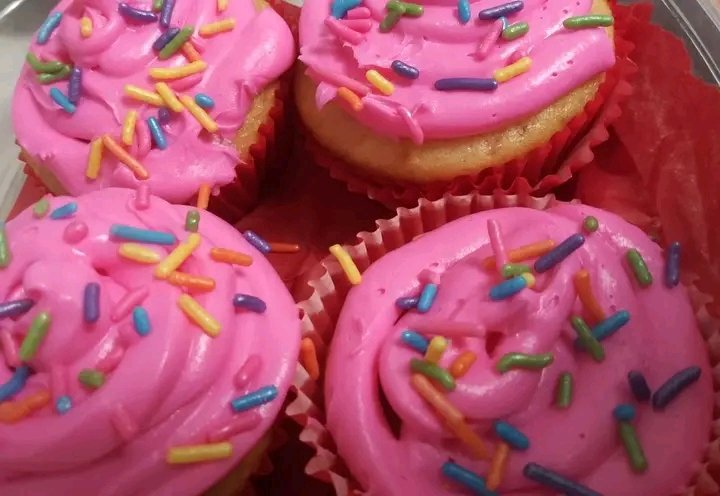 Beastbeauty29's tweet photo. Jazz fresh baked #cupcakes 75¢ each or get a dozen for only $10.00 🧁🎂 #placeaorder 🎉 for any occasion or event🍾 https://t.co/jcCp8RKpK3