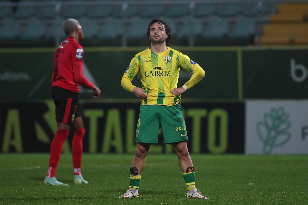 CDTondela1933's tweet photo. 📸 do jogo desta noite frente ao @fcpenafiel
#naçãobeirã #CDTPEN https://t.co/KhGgCEcYOg