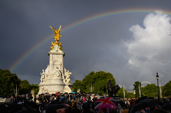 poor_harry's tweet photo. 1. Intense ray of light shines on the coffin of #Queen Elizabeth II.
2. Double rainbow covers #BuckinghamPalace &amp; #Westminster Abbey on eve of the Queen's funeral.
3. Vicious storm &amp; mudslides unleashed on Montecito on the eve of the release of #Harry's book.
Comments?  Anyone? https://t.co/SSXAwQgJY9