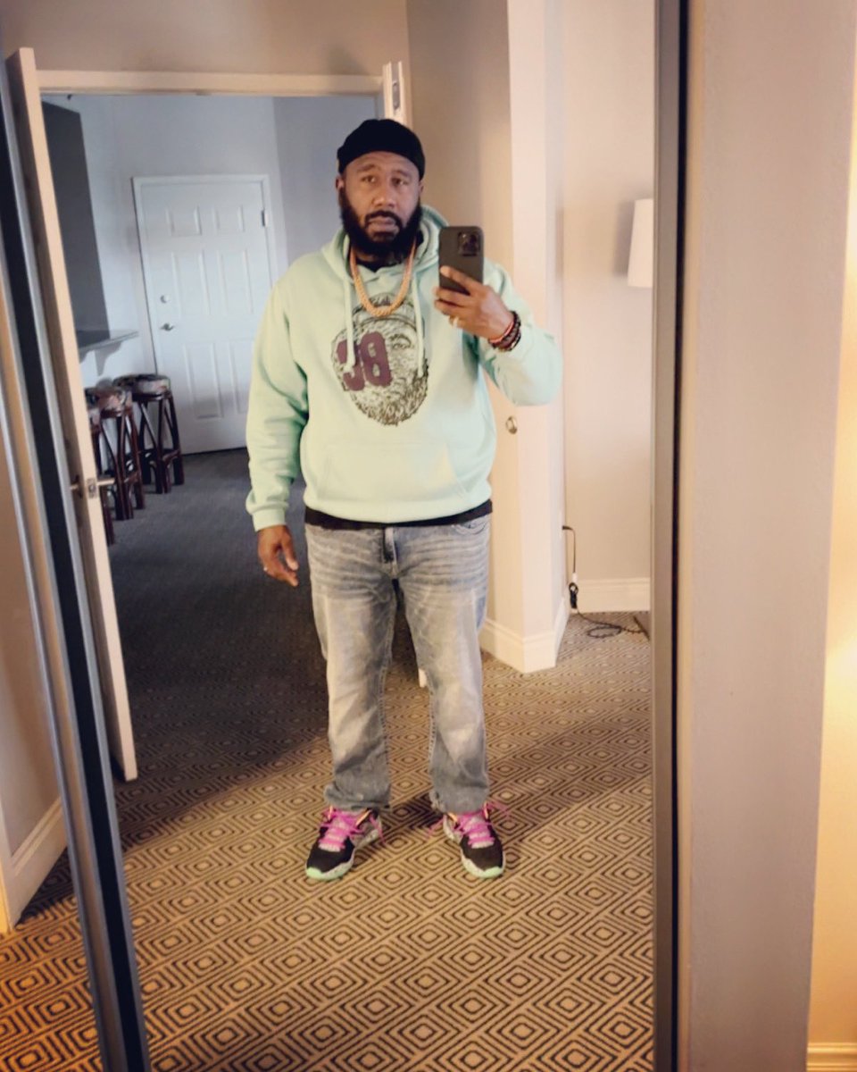 beardedchubb's tweet photo. My “Ideal Life” is waiting on me…#iDesire #POP #BC #Mindset #Vision #Hunger #Determination #Success #Focus #Follow #Share #BlackBrand #BlackBusiness #Bearded #beards #Beardgang #Purple #Saltwater #Hoodie #Unisex #clt #queencity #Charlotte #Unisex #Nc #Sc https://t.co/EjSLacjcVX