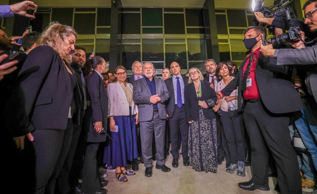 Lula dá coletiva ao lado de Janja, representantes dos poderes e governadores.