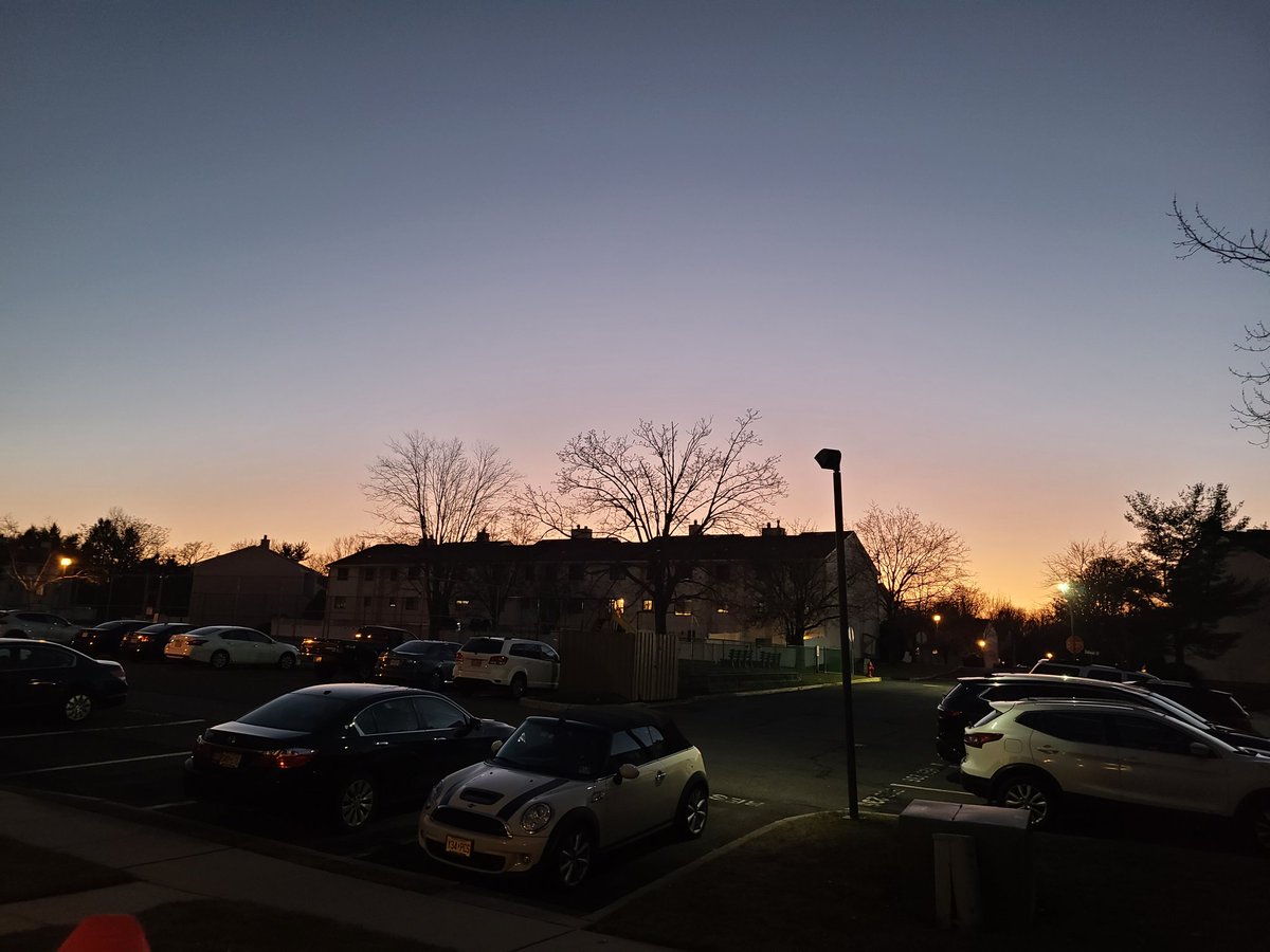 brian_bonafitz's tweet photo. Yeah, it was certainly a Monday today, but at least I got to get a quick glimpse of the sunset tonight. #MondayNightFitz #IDontLikeMondays #Sundown #MiddletownNJ https://t.co/TFkIm3yq9k