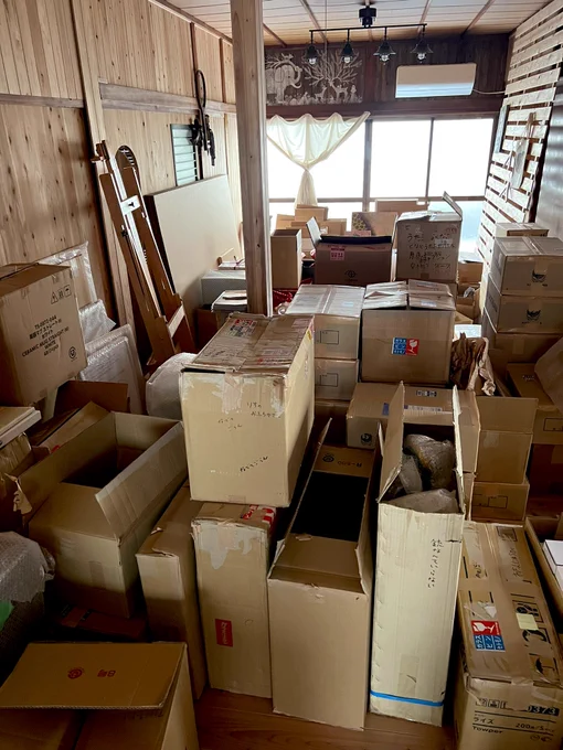 アトリエ大掃除、とりあえず一部屋できた〜褒めて〜before → after 