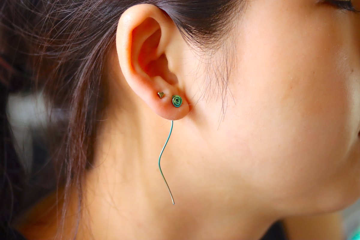 本日の新作〜！

植物のような、草のようなにょろにょろ感が可愛すぎる、アシンメトリーの子♫

※着用イメージは別のカラーです

#一度手にとって見て欲しい #チタン #チタンピアス #フープピアス #プレゼント #ギフト
asgeometry.thebase.in/items/66419054