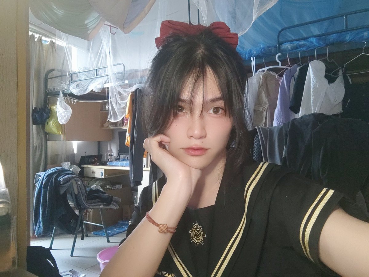 虽然有的人穿女装能看出来是男生，但是应该没有辣眼睛的违和感 https://t.co/ebx9TQJPVO