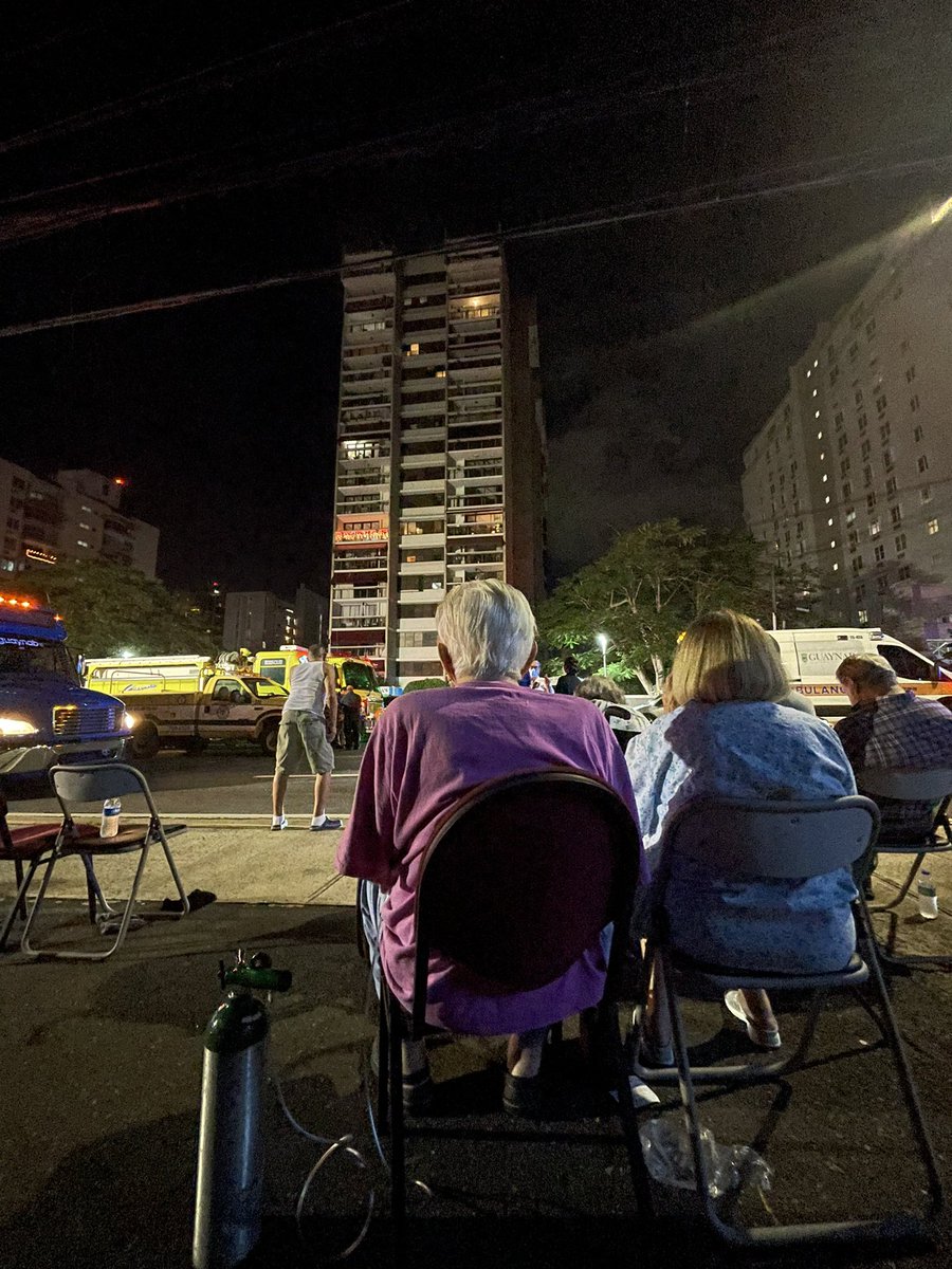 PabloVenes's tweet photo. A 3 horas del incendio no hay heridos. Está prohibido acceder al condominio hasta que los Bomberos certifiquen que es seguro. @LasNoticiasT11 @tele11PR https://t.co/FvkECYw8b4
