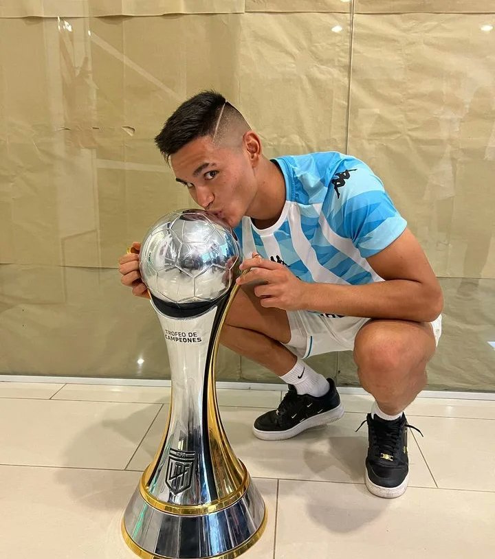 RacingLobos's tweet photo. Éxitos y buena vida Charly🤍

Nos volveremos a encontrar pronto!! Muchos éxitos💙🤍💙 https://t.co/KQalIY1LbV
