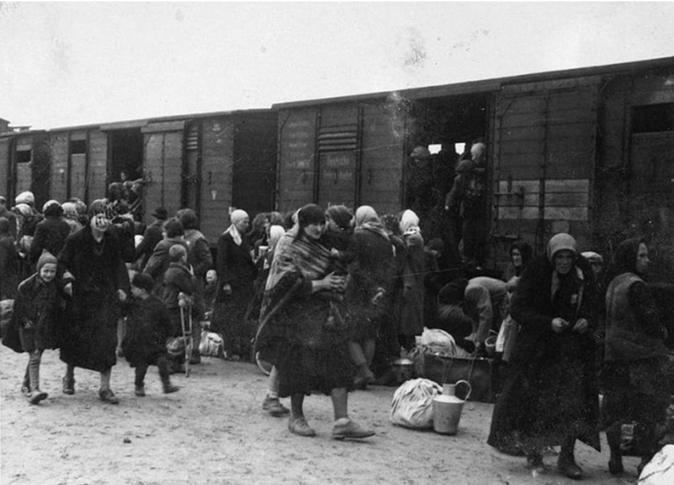 O comunismo sempre gostou da ideia de obrigar pessoas a entrar em trens/ônibus para serem torturadas em algum outro lugar
