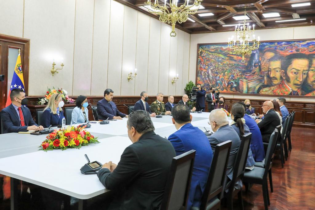 NicolasMaduro's tweet photo. Quien hace las leyes, designa y gobierna parlamentariamente en Venezuela, es la Asamblea Nacional electa en diciembre del año 2020, instalada el 5 de enero de 2021, y que con esta nueva Junta Directiva entra en su tercer año de periodo inapelable. ¡Es la Realidad! https://t.co/ZxW4Bqxtxy