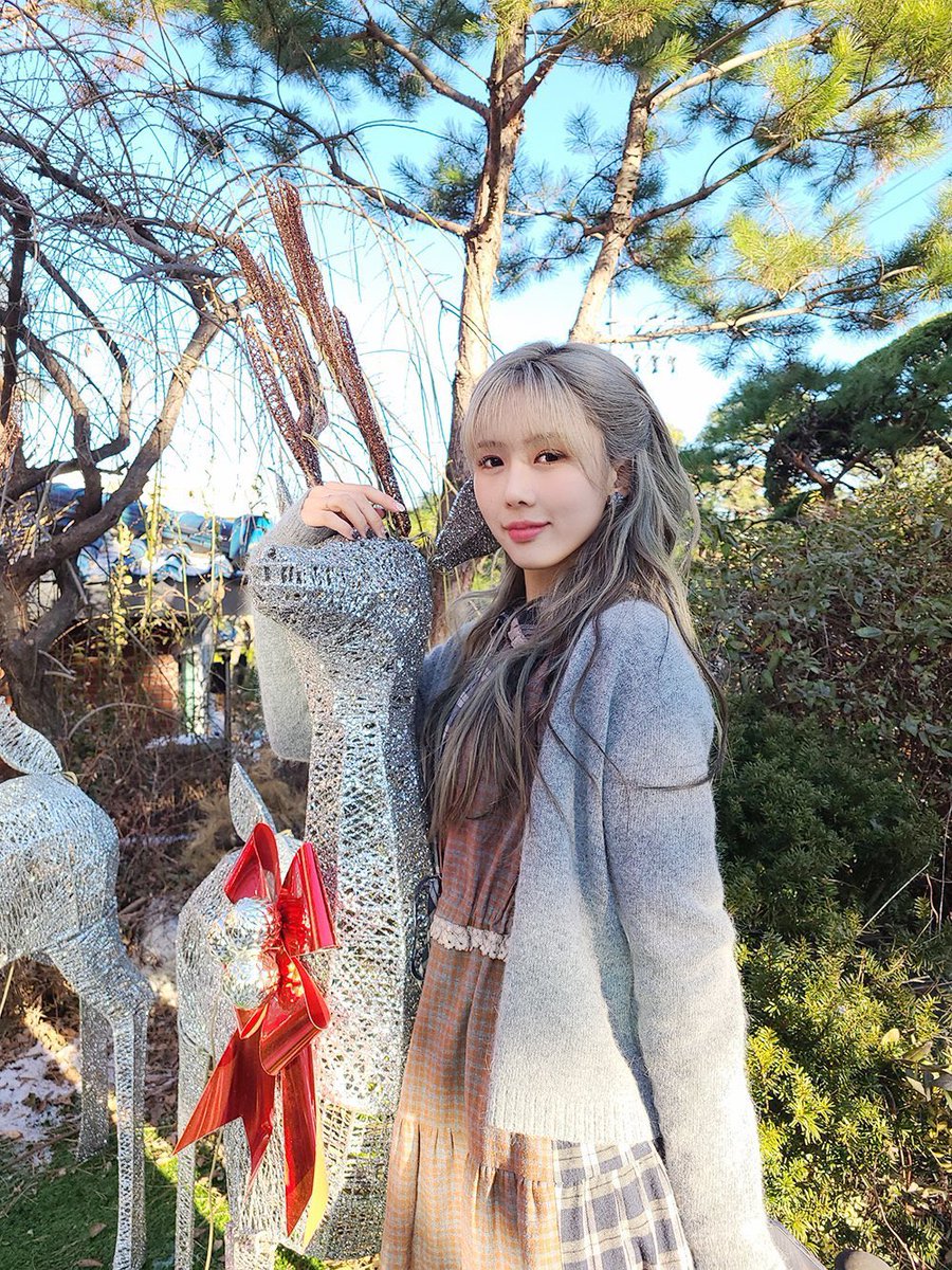 Daydrexmrs's tweet photo. ⠀᠈᠈⠀  𝕯𝗋𝖾𝖺𝗆𝖾𝗋𝗌ㅤ :ㅤ n͟e͟wㅤ [  #Haku  ]ㅤ 🌩ㅤ updɑte   ›   #ℛeåd𝚢·to·pa𝐫ą𝑑isê    .    #𝕟abi狭間𝚑o𝚞r   ˒

Por supuesto que no podía perderme el gran comeback de @naked__web y poder echarle un par de porritas desde el público. ¡felicidades preciosa! https://t.co/9CM2907M2i