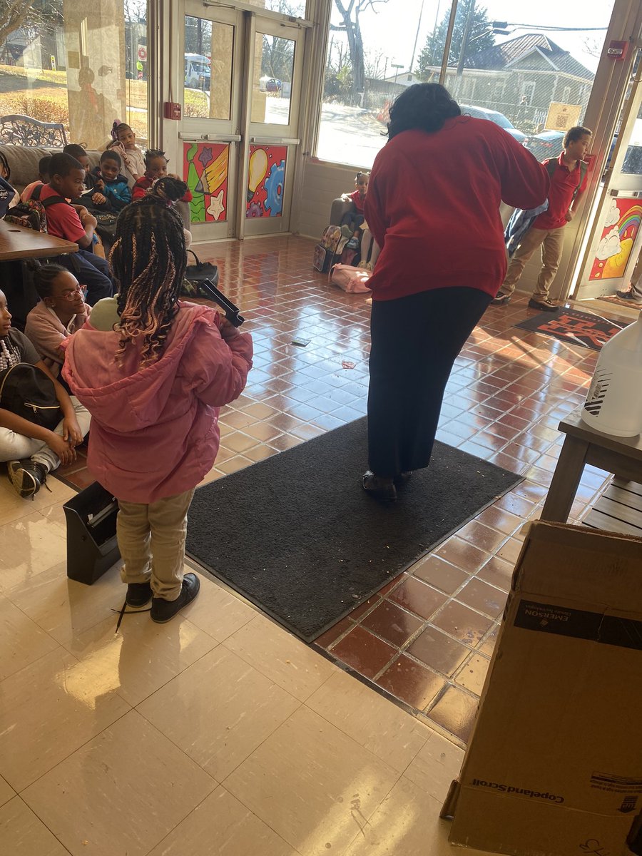 DrKelly11's tweet photo. When your principal does everything outside of “principaling” or is this part of it? I’d say yes, @DrCharCovington is an all hands in Principal. @stonemountainES @DrNormanCSauce3 #studentsfirst #caresforherschool #settingtheexample https://t.co/eetFuEJ6pV