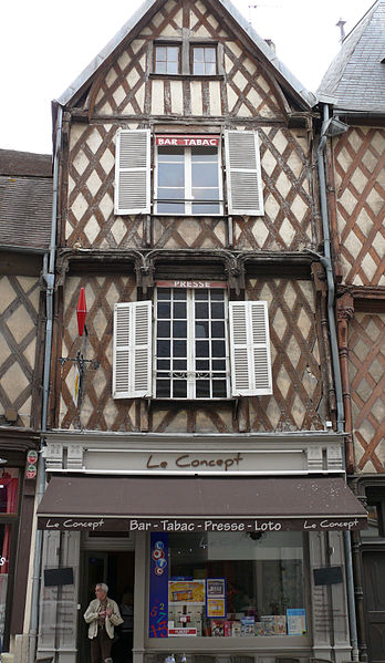 MonumentumFr's tweet photo. Maison à #Bourges (#Cher) Maison en bois, avec pignon en charpente. Construction limite XVe siècle XVIe siècle. Façade (cad. IN 132) : inscription par arrêté du 17 avril 1931.
Suite 👉 https://t.co/XepfqkqLB9
#Patrimoine #MonumentHistorique https://t.co/pyRoJmlLfX