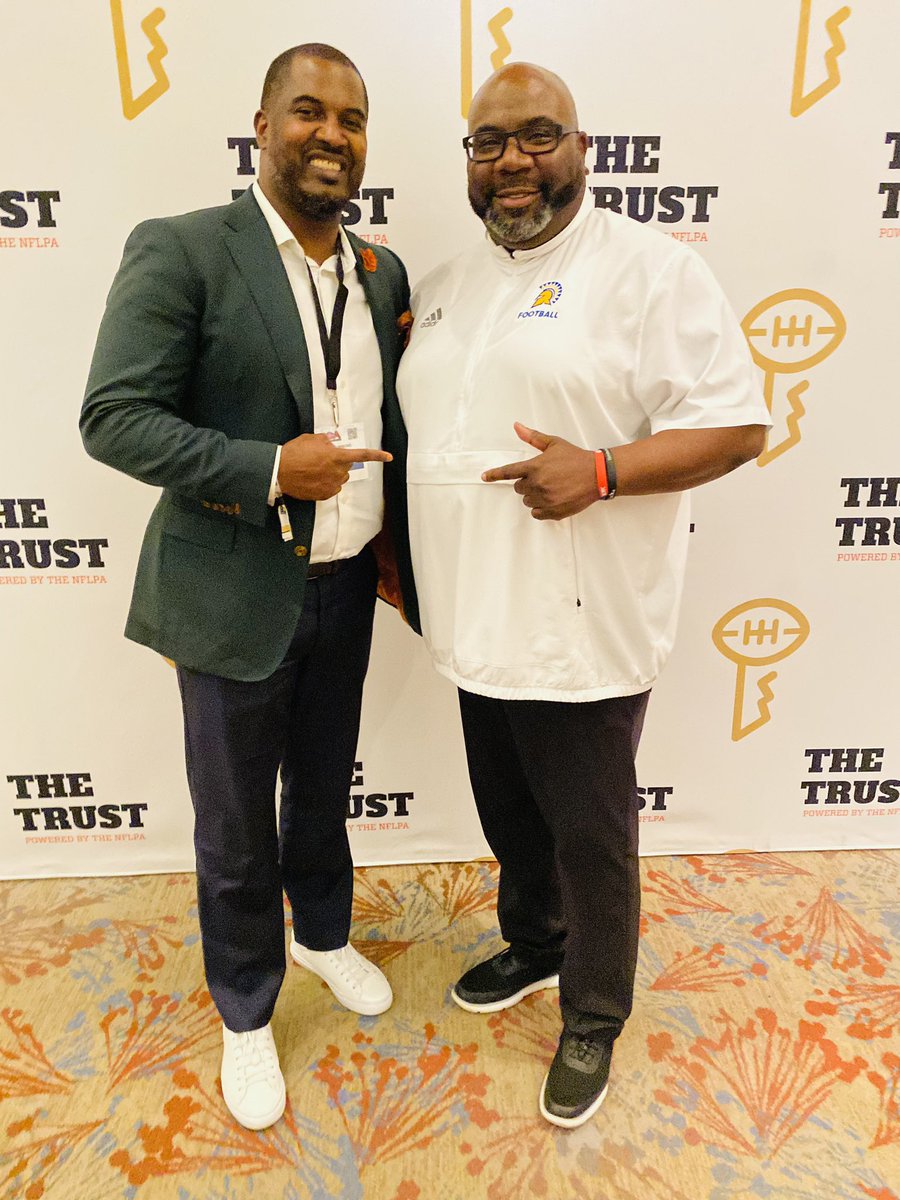 Always Great seeing my Lil Bro @FAMU_FB @HCWillieSimmons one of the top FCS Football 🏈 Coaches in the country & New @NCMFC1 Executive Committee Member 👏🏾👏🏾See you in Vegas Feb. 4th-5th #NCMFC Coaches Convention “Are you committed?”Special Thx @NFLPA 4 the @CFBPlayoff Watch Party