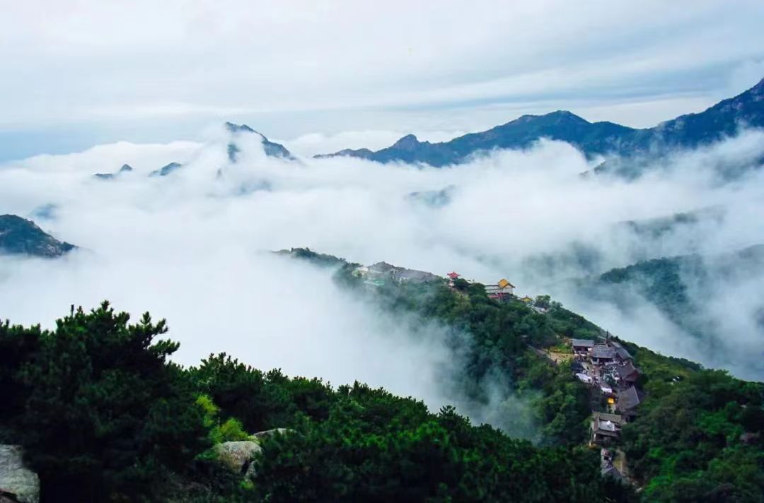 #好客山东 泰山在齐鲁大地这一中华文明的重要地标上拔地通天，在历史长河中，融合自然景观，彰显人文杰作，成为一座中华民族的文化之山、精神之山，它蕴含了中华民族自强不息、国泰民安的文化基因，是中华民族的重要精神标识。