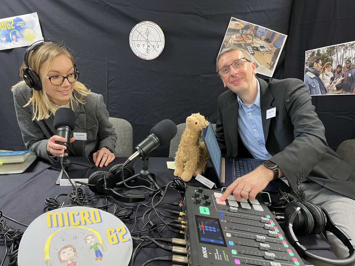 MaximeBECQUET's tweet photo. Serge a croisé ses amis @RomualdDelattre et @ElodieLef13 d’@ota_dsden62 qui accompagnaient les élèves sur une webradio avec le ministre.
🤩Le beau matériel ! Tant d’exploitations pédagogiques possibles !😍
( 🤔 radio « lama-tinale » ? … 🤪) https://t.co/kpDwMtfFsx