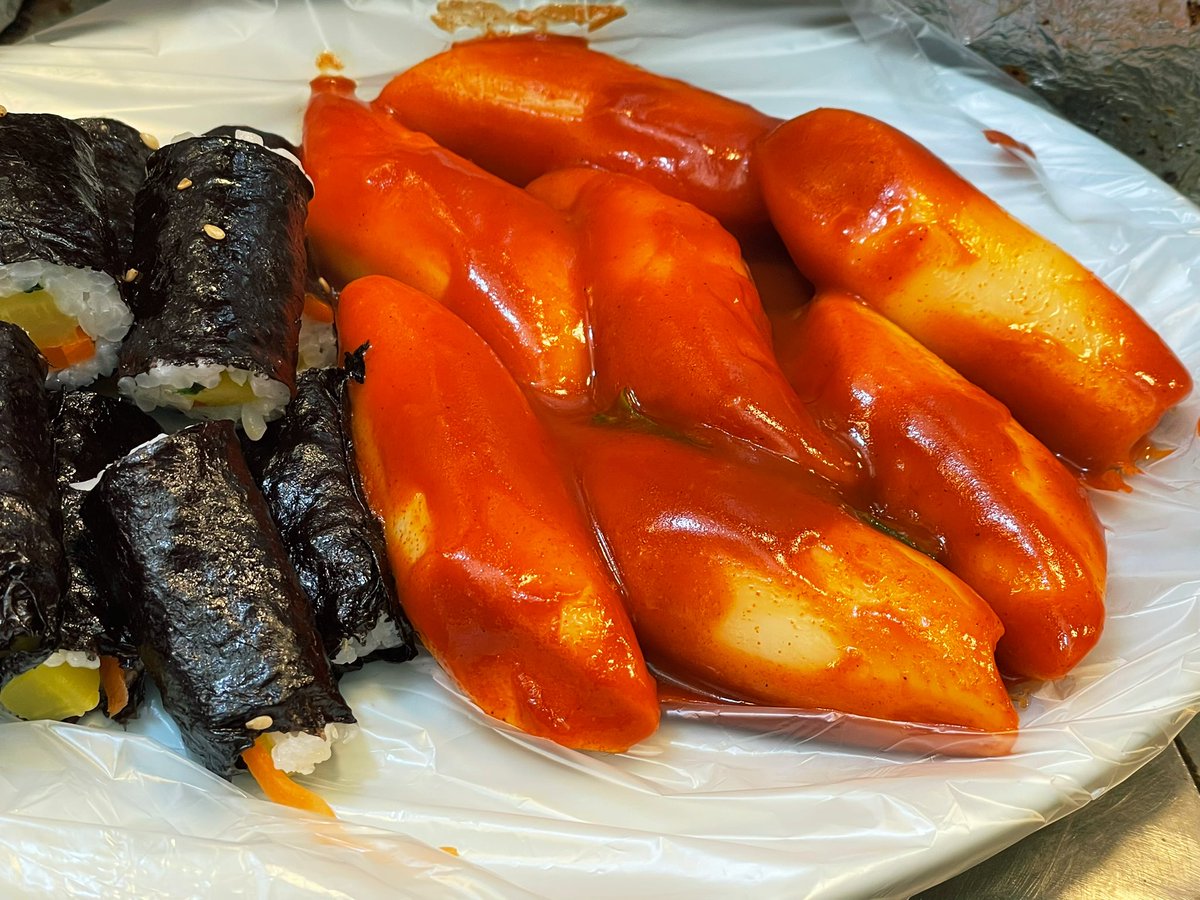 akgaebogi's tweet photo. 광장시장 경태네집 1인분 3000원 떡이 쫀득쫀득하고 양념이 맛있어 마약김밥이랑 진짜 잘 어울린다 https://t.co/wD1IRc54op