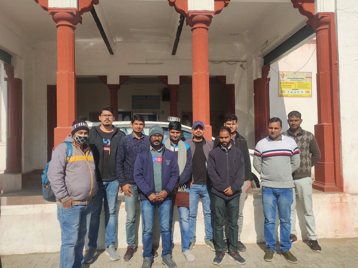 pratik_bci's tweet photo. आज झुंझुनू के चयनित अभ्यर्थियों ने ज़िला कलेक्टर लक्ष्मण सिंह कुड़ी जी को कम्प्यूटर अनुदेशक का जल्दी परिणाम जारी करने व जोइनिंग देने के लिए मुख्यमंत्री जी के नाम ज्ञापन सौंपा।
सह धन्यवाद। https://t.co/o4d6imUcG6