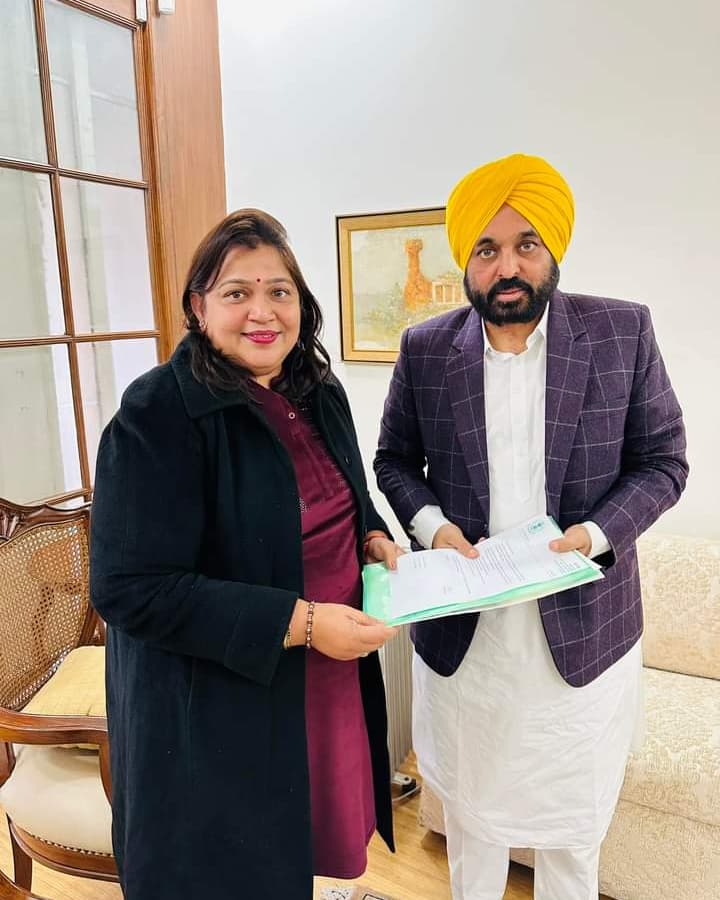 ਹਲਕਾ ਰਾਜਪੁਰਾ ਦੇ ਵਿਕਾਸ ਲਈ ਮਾਣਯੋਗ ਮੁੱਖ ਮੰਤਰੀ ਪੰਜਾਬ ਸਰਦਾਰ ਭਗਵੰਤ ਮਾਨ ਜੀ ਨਾਲ ਮੁਲਾਕਾਤ ਕੀਤੀ। 
ਮਾਣਯੋਗ ਮੁੱਖ ਮੰਤਰੀ ਜੀ ਨੇ ਵਿਸ਼ਵਾਸ ਦਵਾਇਆ ਹੈ ਕਿ ਜਲਦ ਹੀ ਹਲਕੇ ਦੀ ਮੰਗਾ ਨੂੰ ਪੂਰਾ ਕੀਤਾ ਜਾਵੇਗਾ । <a href="/ArvindKejriwal/">Arvind Kejriwal</a> <a href="/BhagwantMann/">Bhagwant Mann</a> <a href="/AamAadmiParty/">AAP</a> <a href="/CMOPb/">Lucky Singh</a>