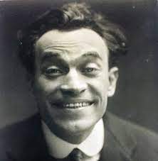 mariobianchi18's tweet photo. Il #10gennaio 1888 nasceva #RaffaeleViviani nato Viviano. Attore e commediografo, lavorò nei caffè-concerto e nei varietà come macchiettista e dicitore di canzoni, creando diversi personaggi ripresi dalla vita popolare napoletana. Attivo anche a teatro come regista e librettista. https://t.co/ak97aoCsTN