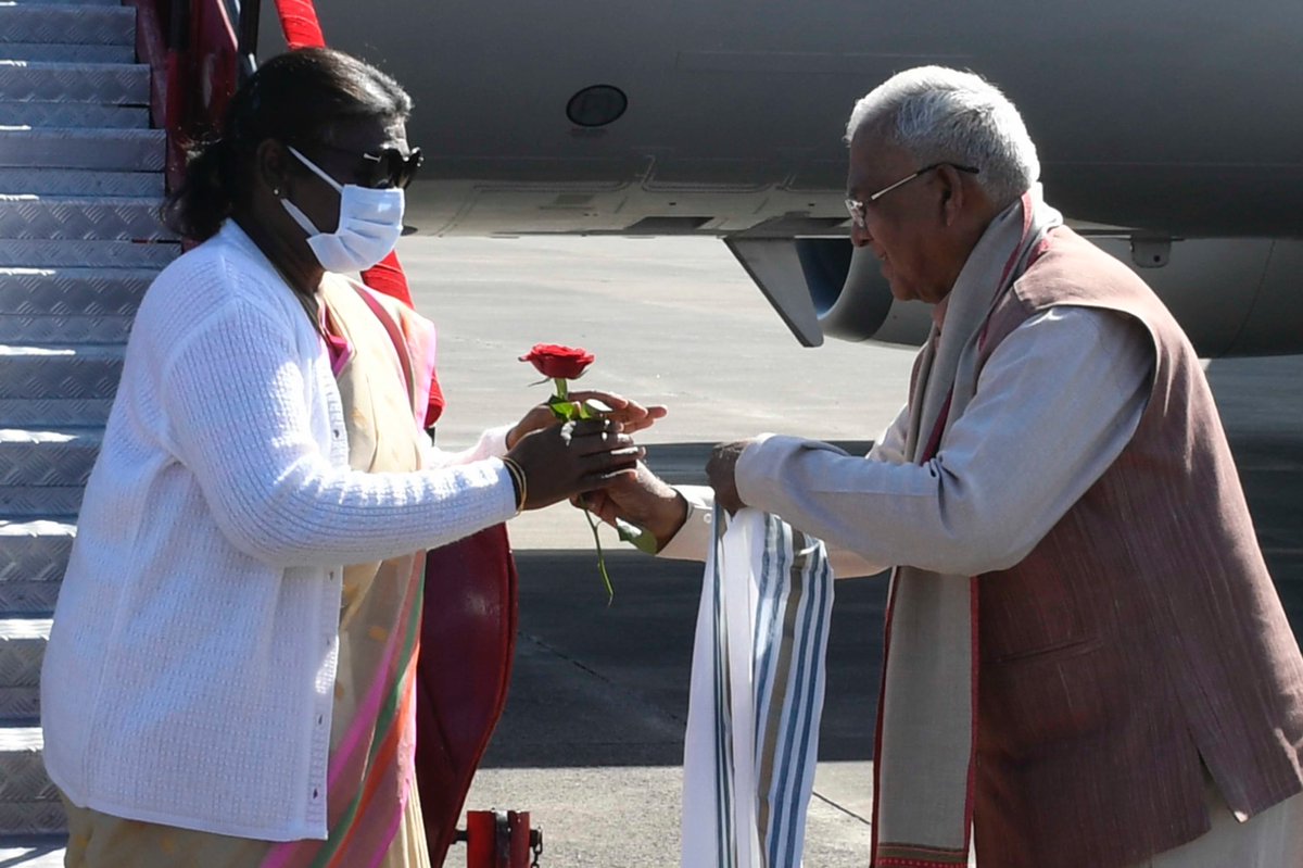rashtrapatibhvn's tweet photo. Governor of Madhya Pradesh Shri Mangubhai Patel and Chief Minister Shri Shivraj Singh Chouhan received President Droupadi Murmu on her arrival at Indore. The President will attend the valedictory session of the 17th Pravasi Bharatiya Divas Convention. https://t.co/YB1fJ5zJy7