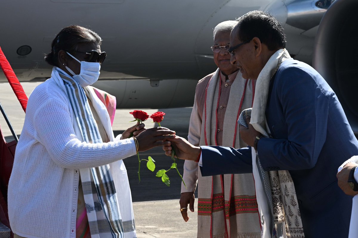 rashtrapatibhvn's tweet photo. Governor of Madhya Pradesh Shri Mangubhai Patel and Chief Minister Shri Shivraj Singh Chouhan received President Droupadi Murmu on her arrival at Indore. The President will attend the valedictory session of the 17th Pravasi Bharatiya Divas Convention. https://t.co/YB1fJ5zJy7