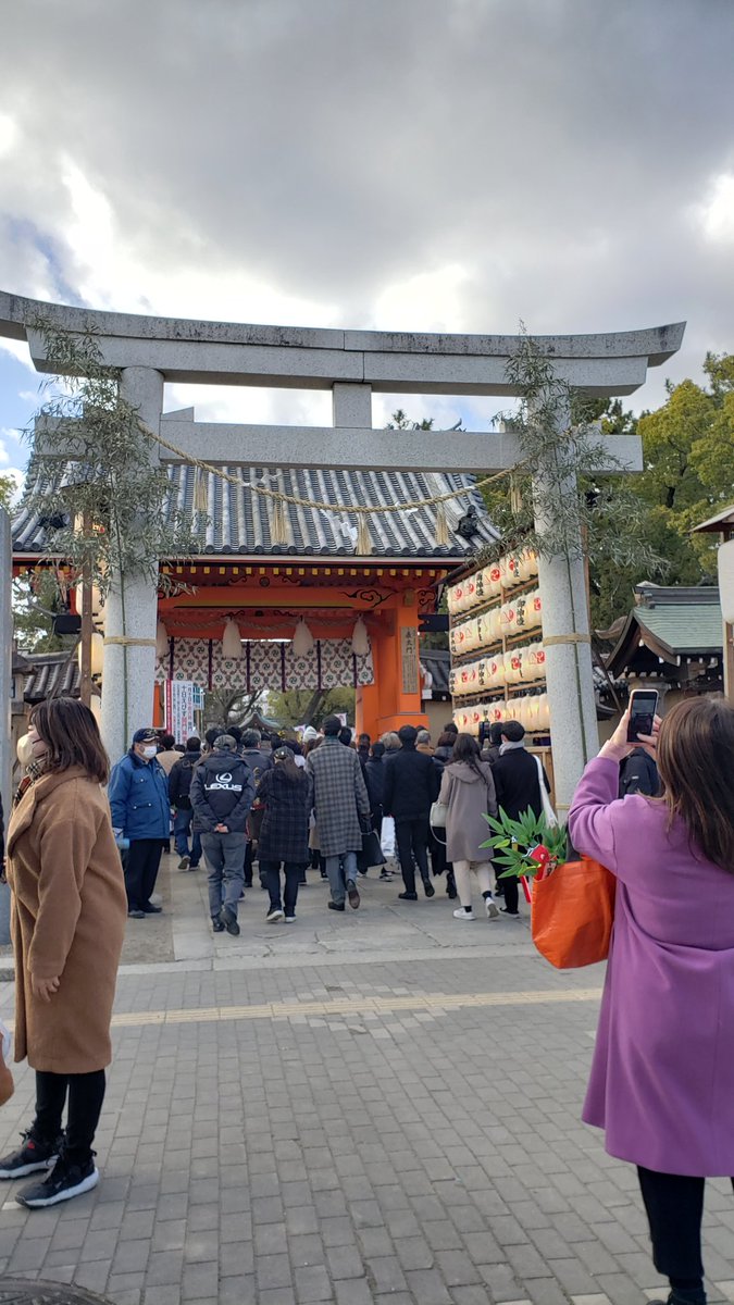 37iris's tweet photo. えべっさん🌿昼から本家・西宮神社へ。
今日も人がいっぱいでしたが、スムーズにお詣り出来ました。帰り道、人が増え始めていたので混雑しそう。
新しい福笹を戴いて、今年もよろしくお願いします🙏
#えべっさん #西宮神社 https://t.co/sSH0O56wUq