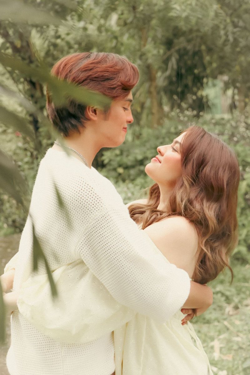 StarPopPH's tweet photo. Your new sweet getaway music video, "Days" by @kdestrada_ starring @alexailacad is finally here 🤍

Daydream and watch it here 
🔗 https://t.co/wDxwfhAqml
#KDEstradaDays
#KDEstrada
#AlexaIlacad https://t.co/VPM5ew0eQo