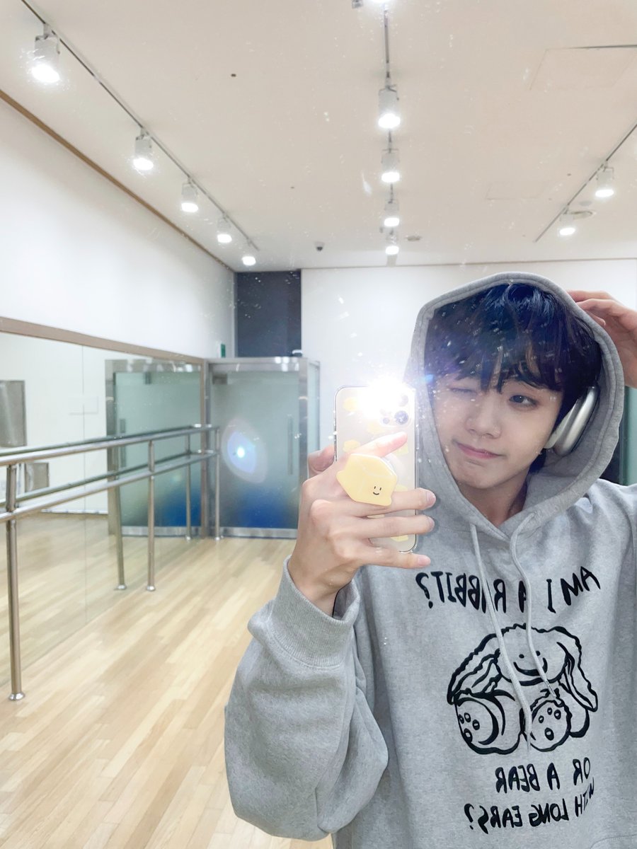 TRENDZ_OFFCL's tweet photo. [#하빛]

프렌드지~~😘
남은 하루도 하삐하게 화이팅!!🤍

#FROM_TRENDZ #TO_FRIENDZ #TRENDZ #트렌드지 #하.화.선 #언제일까요 #때는 #바야흐로 #작년 #남.하.하.하 https://t.co/f2JgGkwi4i